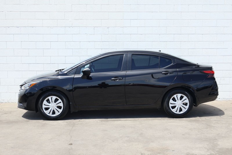 Nissan Versa Vehicle Full-screen Gallery Image 10
