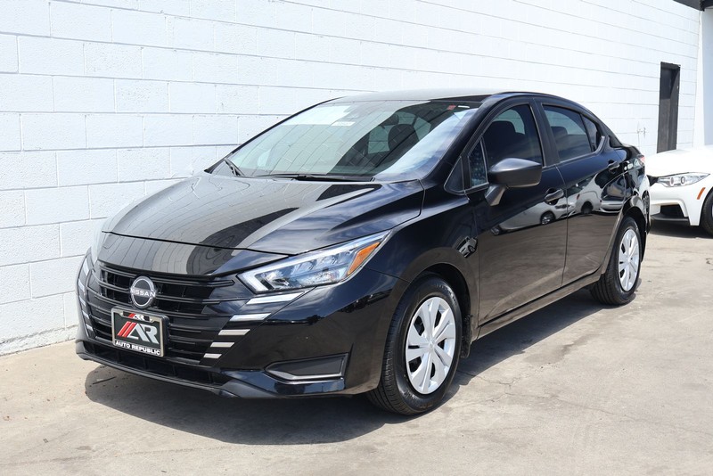 Nissan Versa Vehicle Full-screen Gallery Image 11