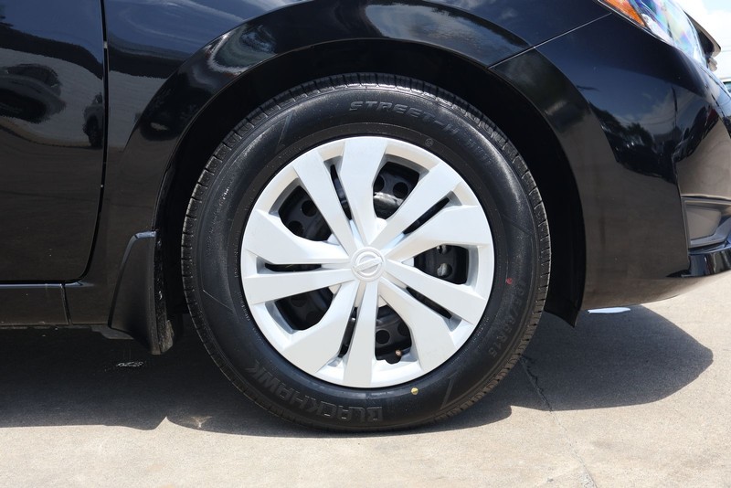 Nissan Versa Vehicle Full-screen Gallery Image 13