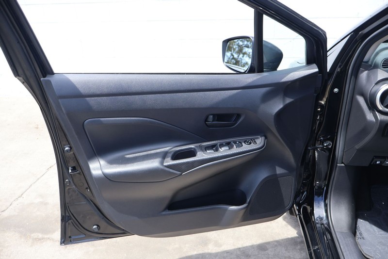 Nissan Versa Vehicle Full-screen Gallery Image 14