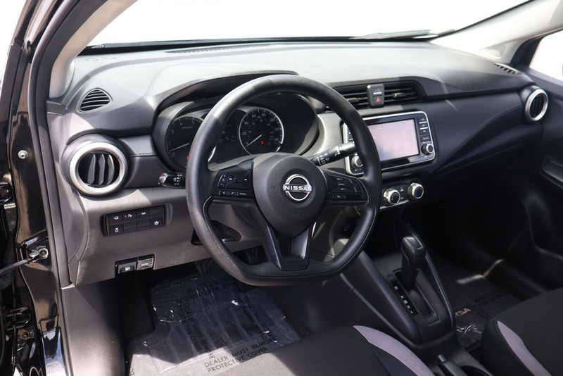 Nissan Versa Vehicle Full-screen Gallery Image 15
