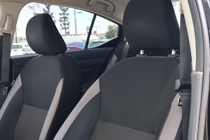 Nissan Versa Vehicle Full-screen Gallery Image 17