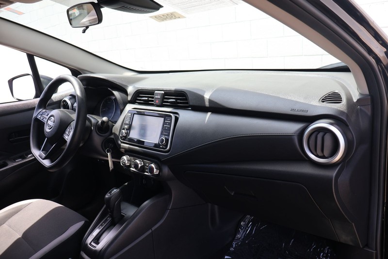 Nissan Versa Vehicle Full-screen Gallery Image 18
