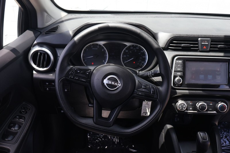 Nissan Versa Vehicle Full-screen Gallery Image 23