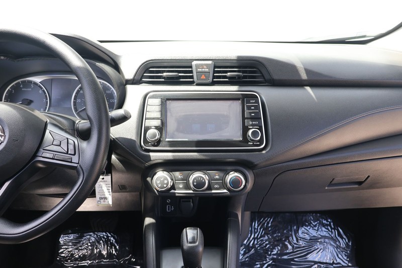 Nissan Versa Vehicle Full-screen Gallery Image 26