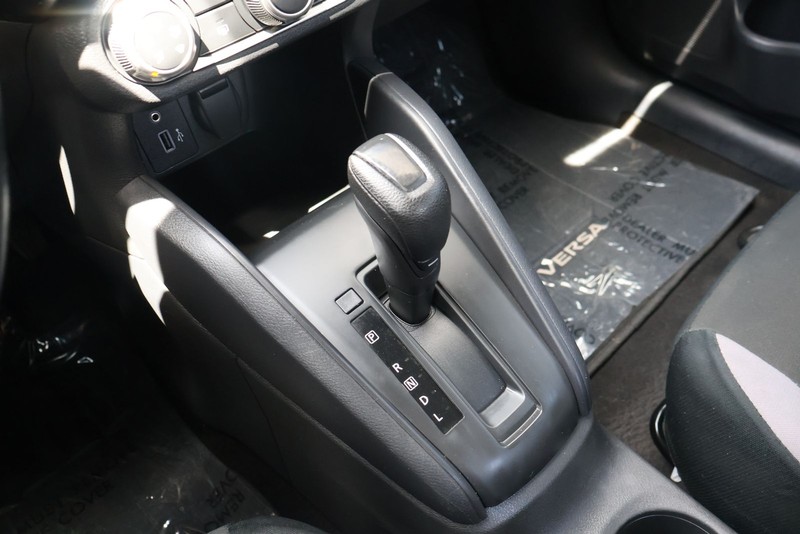 Nissan Versa Vehicle Full-screen Gallery Image 29
