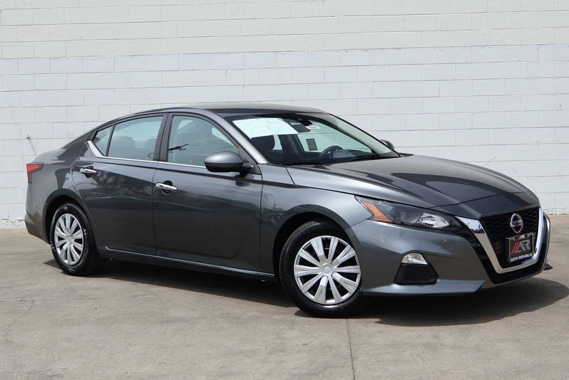 Nissan Altima Vehicle Full-screen Gallery Image 01