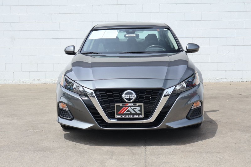 Nissan Altima Vehicle Full-screen Gallery Image 02