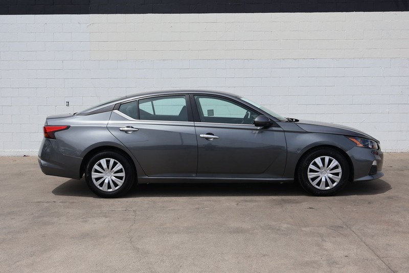 Nissan Altima Vehicle Full-screen Gallery Image 04
