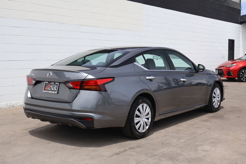 Nissan Altima Vehicle Full-screen Gallery Image 05