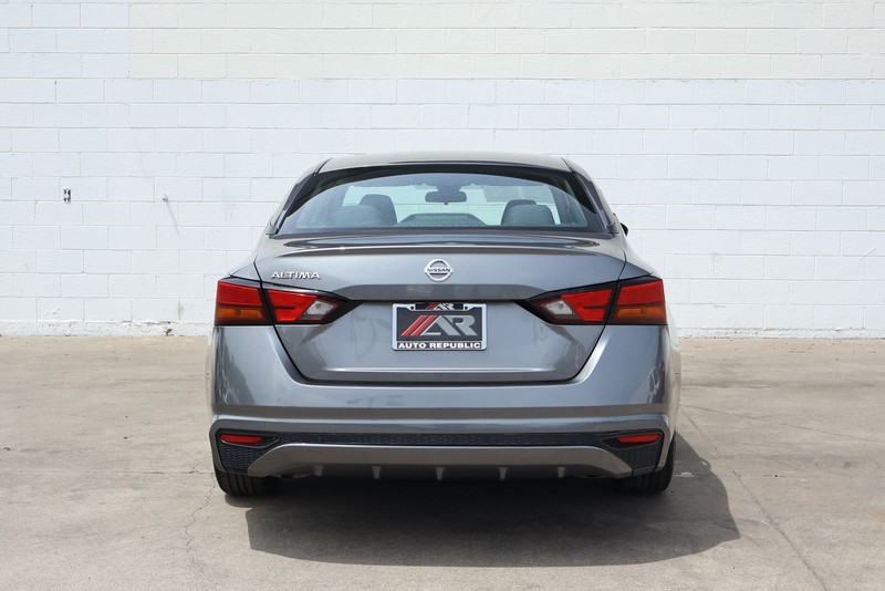 Nissan Altima Vehicle Full-screen Gallery Image 06