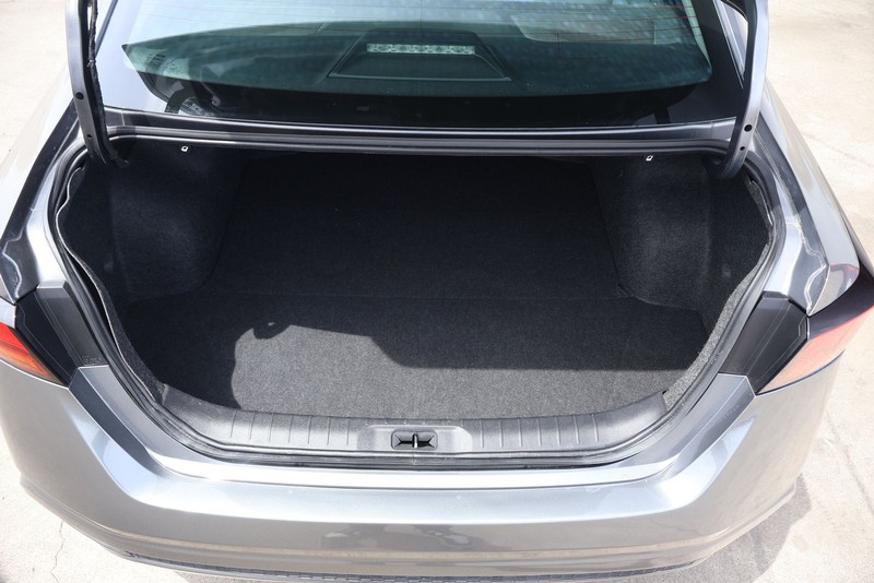 Nissan Altima Vehicle Full-screen Gallery Image 08