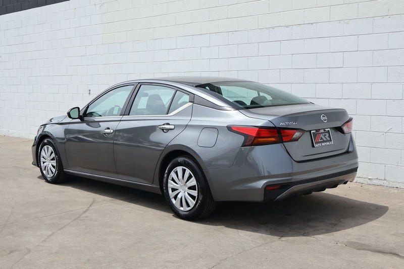 Nissan Altima Vehicle Full-screen Gallery Image 09