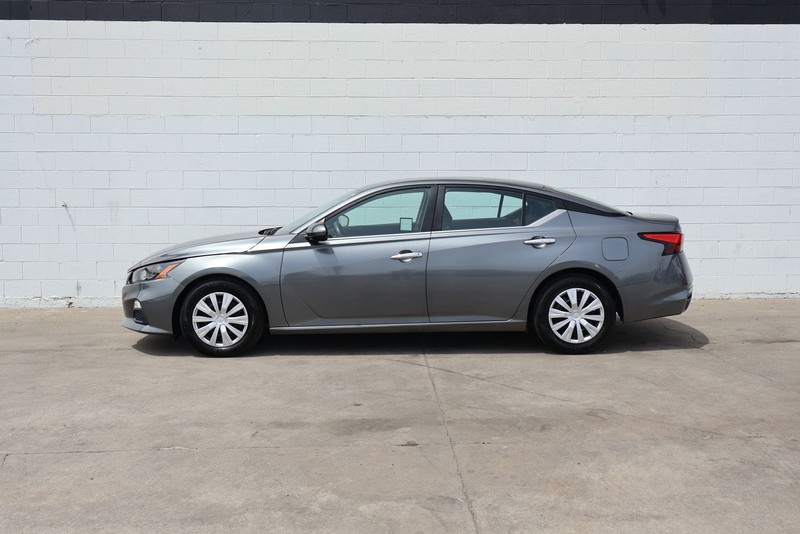 Nissan Altima Vehicle Full-screen Gallery Image 10
