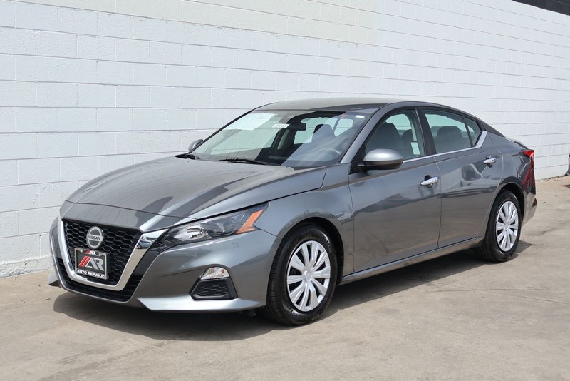 Nissan Altima Vehicle Full-screen Gallery Image 11