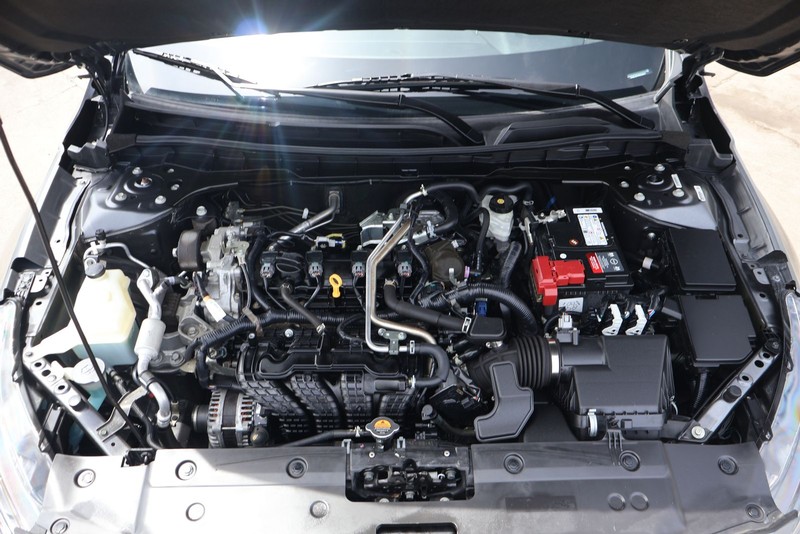 Nissan Altima Vehicle Full-screen Gallery Image 12