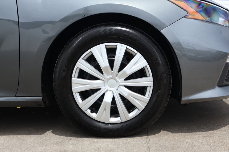 Nissan Altima Vehicle Full-screen Gallery Image 13