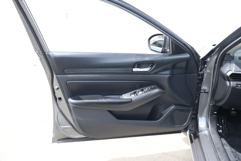Nissan Altima Vehicle Full-screen Gallery Image 14