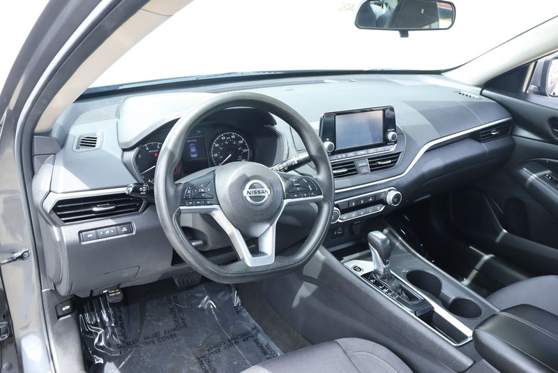 Nissan Altima Vehicle Full-screen Gallery Image 15