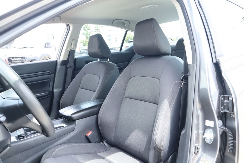 Nissan Altima Vehicle Full-screen Gallery Image 16