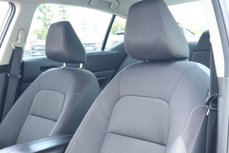 Nissan Altima Vehicle Full-screen Gallery Image 17