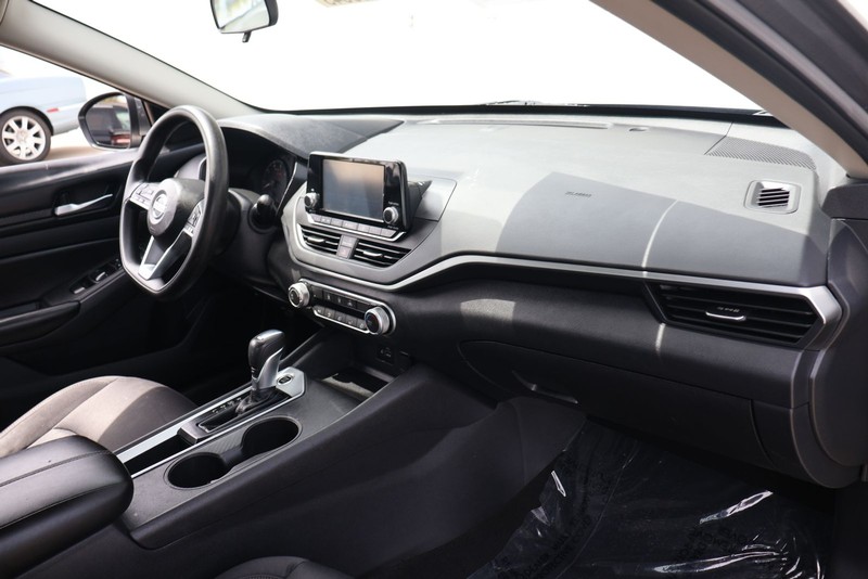 Nissan Altima Vehicle Full-screen Gallery Image 18