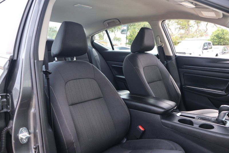 Nissan Altima Vehicle Full-screen Gallery Image 19