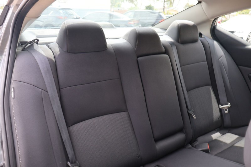 Nissan Altima Vehicle Full-screen Gallery Image 20