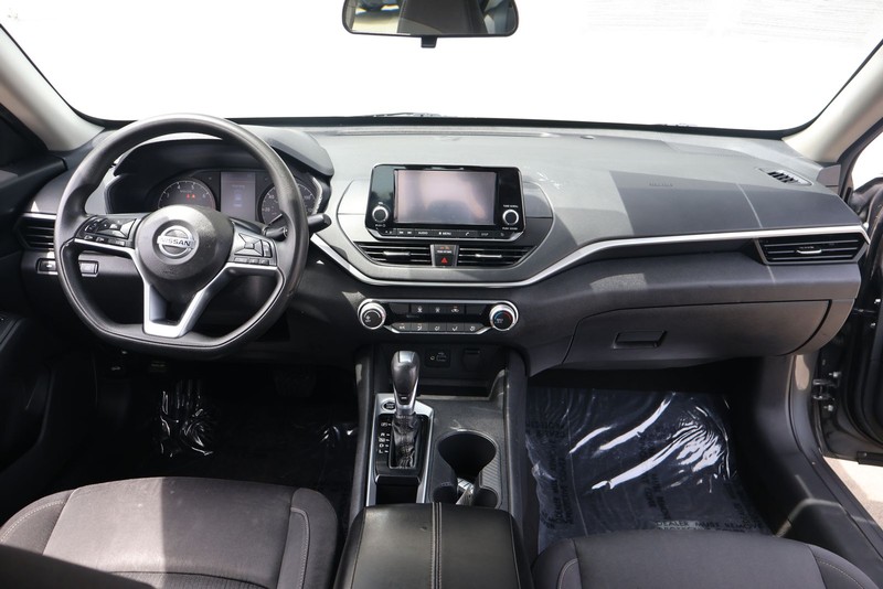 Nissan Altima Vehicle Full-screen Gallery Image 21