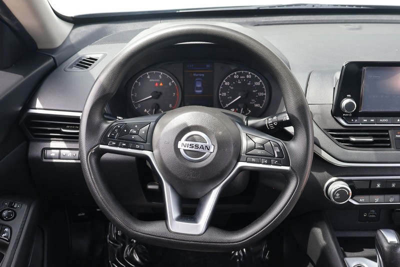 Nissan Altima Vehicle Full-screen Gallery Image 23