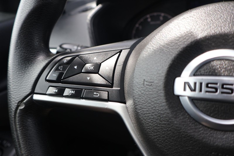 Nissan Altima Vehicle Full-screen Gallery Image 24