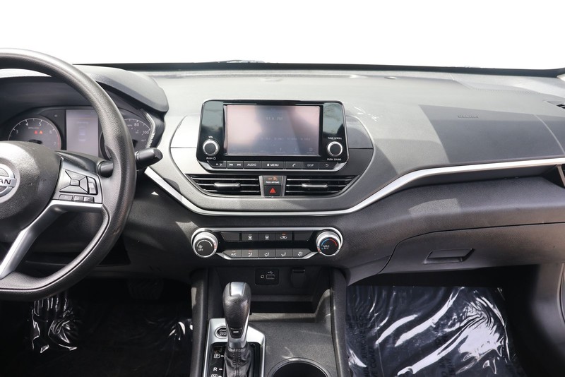 Nissan Altima Vehicle Full-screen Gallery Image 26