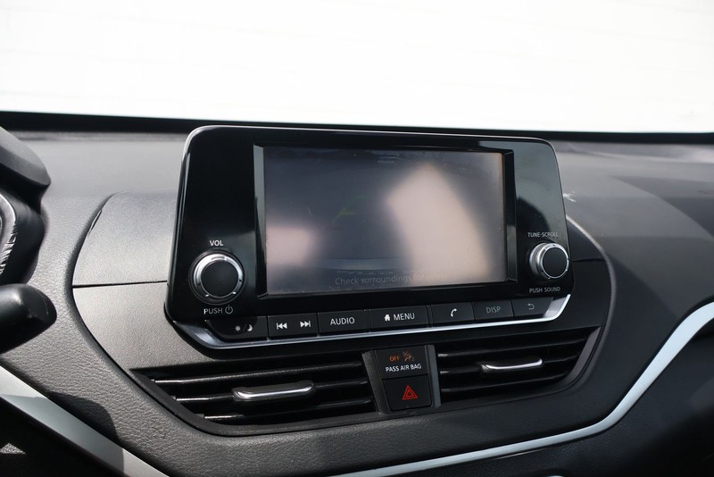 Nissan Altima Vehicle Full-screen Gallery Image 28
