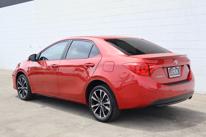 Toyota Corolla Vehicle Full-screen Gallery Image 09