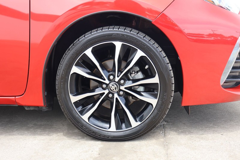 Toyota Corolla Vehicle Full-screen Gallery Image 13