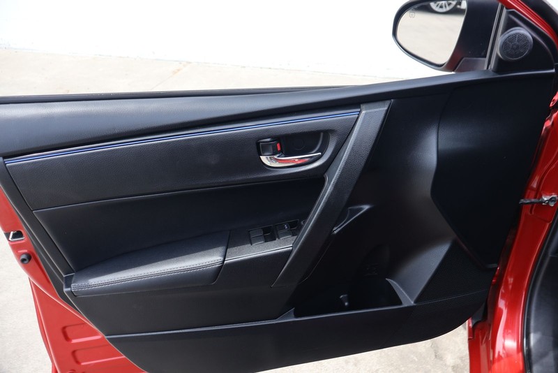 Toyota Corolla Vehicle Full-screen Gallery Image 14