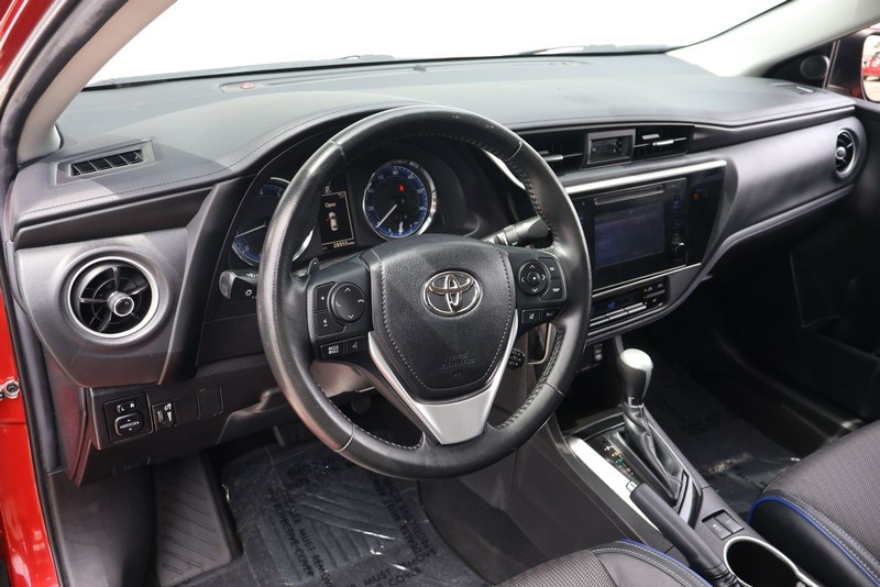 Toyota Corolla Vehicle Full-screen Gallery Image 15