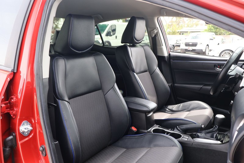 Toyota Corolla Vehicle Full-screen Gallery Image 19