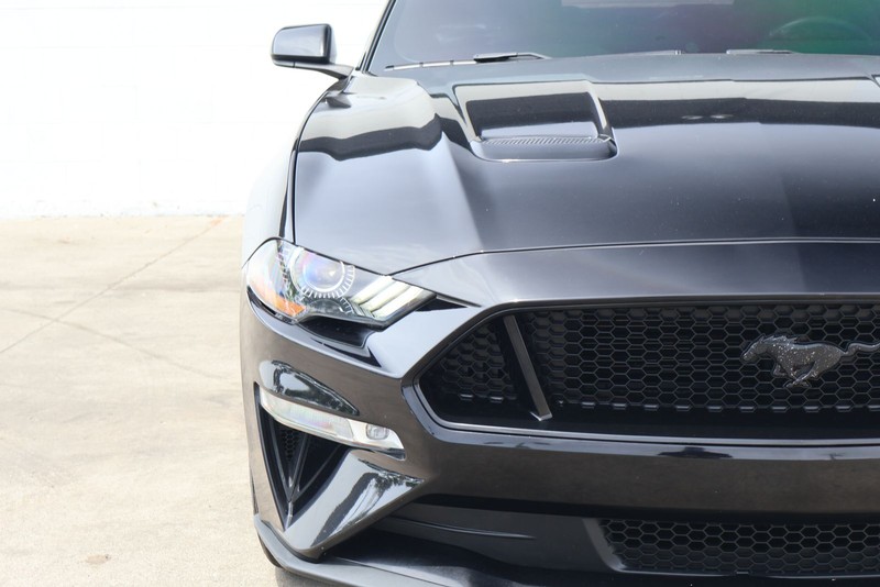 Ford Mustang Vehicle Full-screen Gallery Image 03