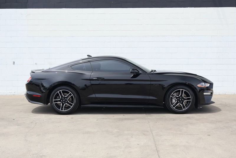Ford Mustang Vehicle Full-screen Gallery Image 04