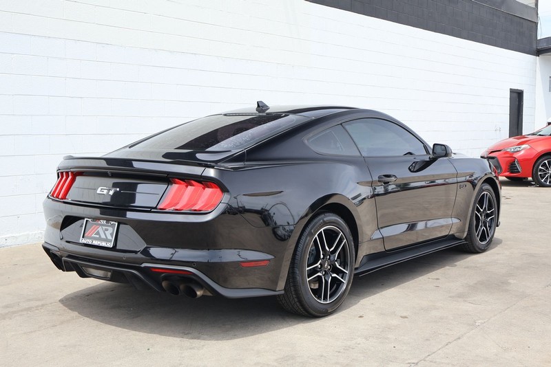 Ford Mustang Vehicle Full-screen Gallery Image 05