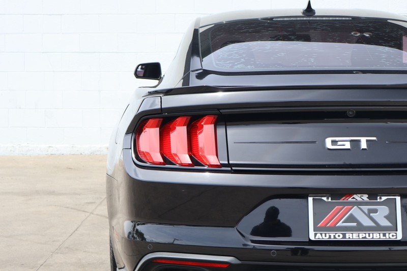 Ford Mustang Vehicle Full-screen Gallery Image 07