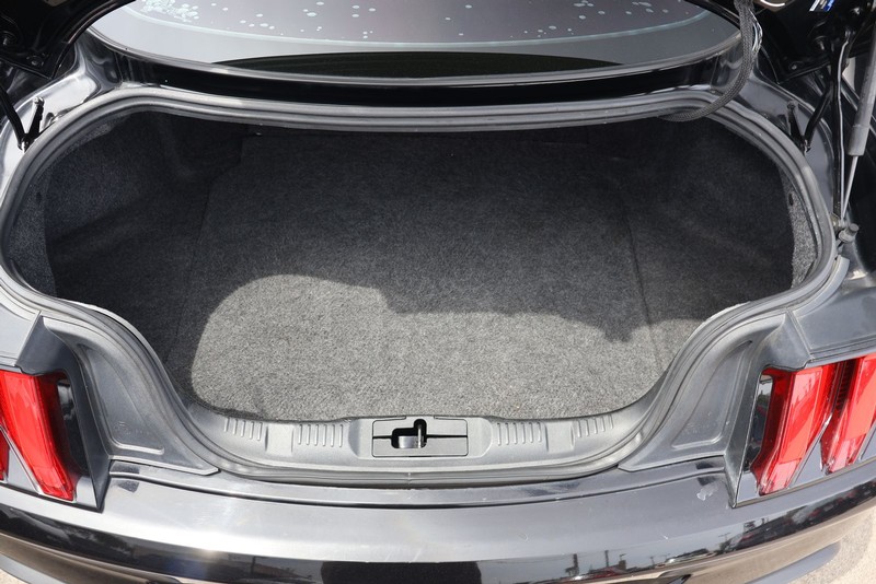Ford Mustang Vehicle Full-screen Gallery Image 08