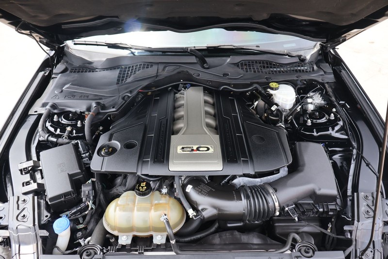 Ford Mustang Vehicle Full-screen Gallery Image 12