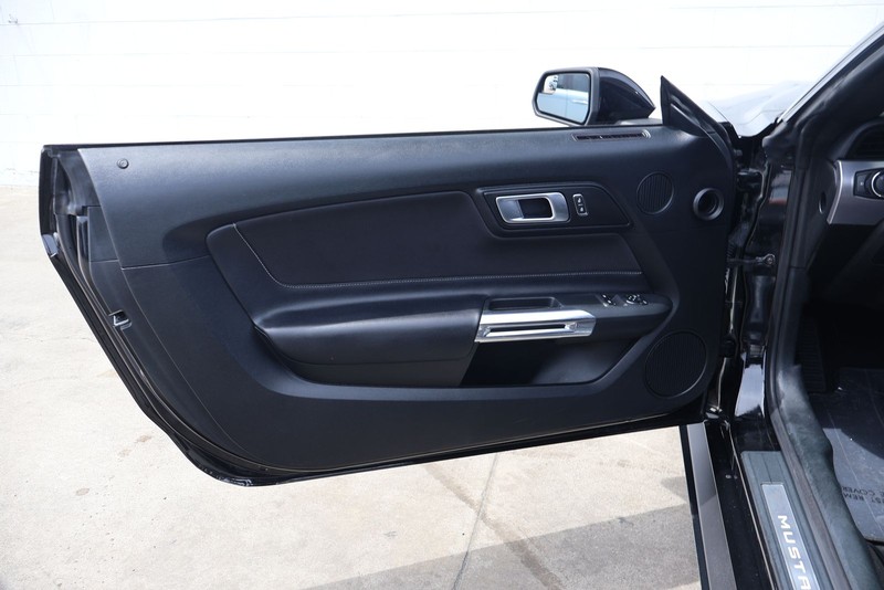 Ford Mustang Vehicle Full-screen Gallery Image 14