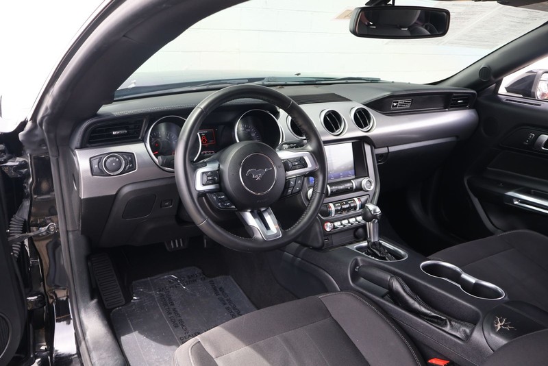 Ford Mustang Vehicle Full-screen Gallery Image 15