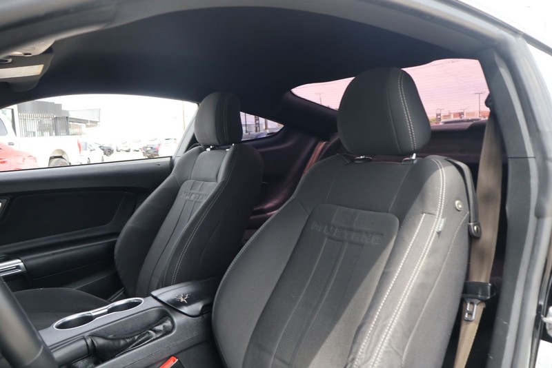 Ford Mustang Vehicle Full-screen Gallery Image 16