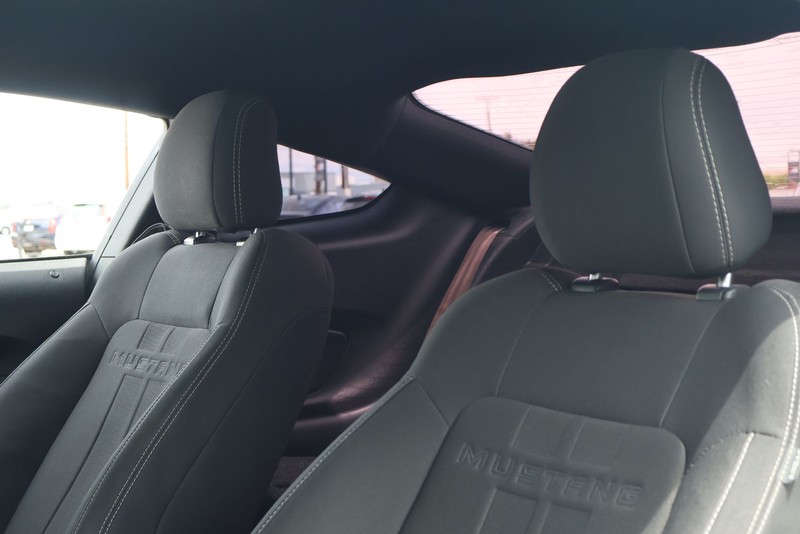 Ford Mustang Vehicle Full-screen Gallery Image 17
