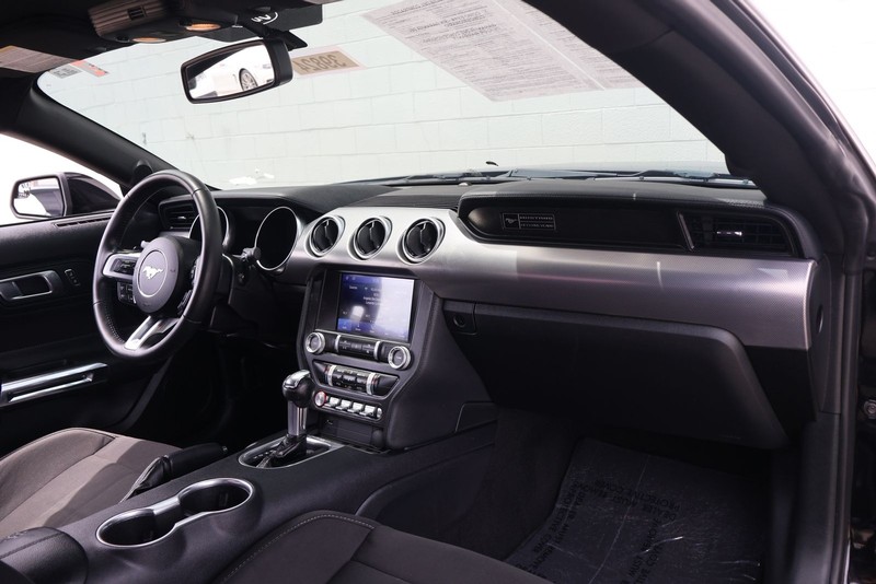 Ford Mustang Vehicle Full-screen Gallery Image 18