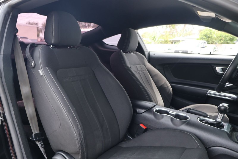 Ford Mustang Vehicle Full-screen Gallery Image 19